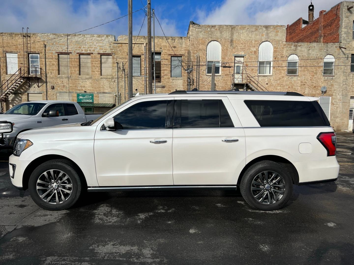 2019 WHITE /Charcoal Ford Expedition Limited 4WD (1FMJK2AT6KE) with an 3.5L V6 F DOHC 24V engine, automatic transmission, located at 116 5th Avenue South, Lewistown, MT, 59457, 47.063877, -109.427879 - Discover Exceptional Luxury with the Pre-Owned 2019 Ford Expedition Max Limited 4WD! Key Features: Limited Trim - Experience the epitome of sophistication and premium features. 4WD Capability - Conquer diverse terrains with confidence and control. Spacious Interior - Accommodate your entire - Photo#5